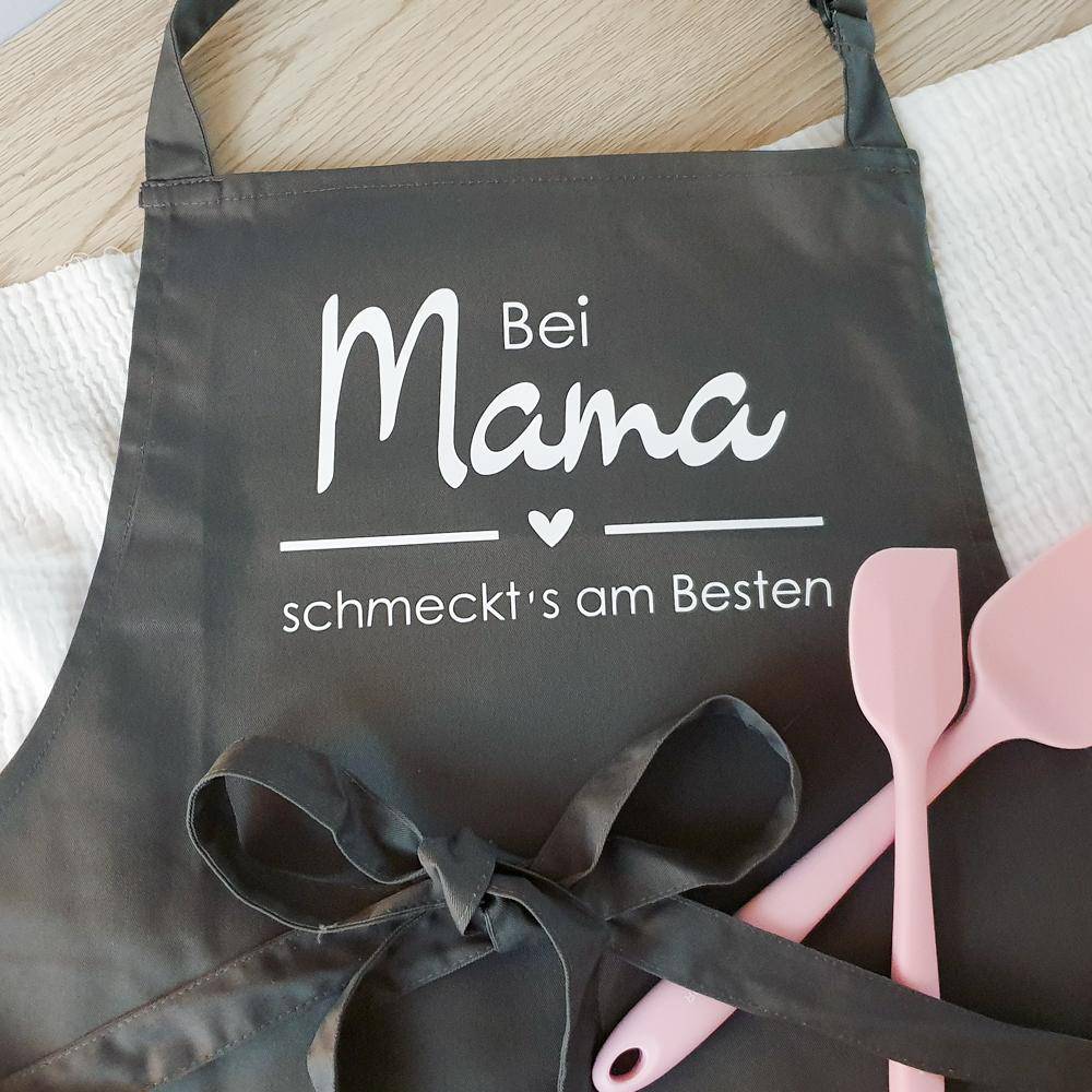 Schürze für Erwachsene personalisiert "Bei Mama schmeckts am Besten" - KleinKinderKram Baby Online Shop