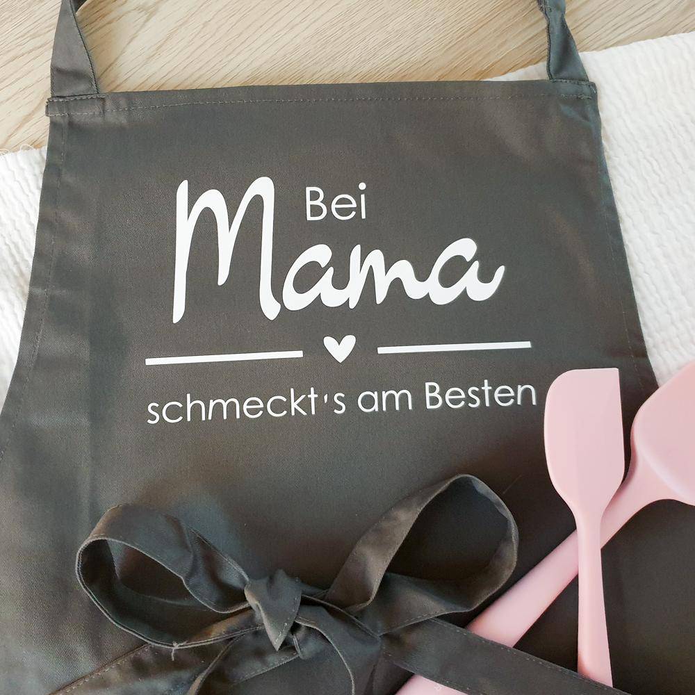 Schürze für Erwachsene personalisiert "Bei Mama schmeckts am Besten" - KleinKinderKram Baby Online Shop