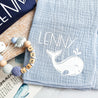 personalisiertes Geschenk zur Geburt | Schnullerkette mit Namen + Wickeltasche + Schnuffeltuch | kleiner Wal - KleinKinderKram Baby Online Shop