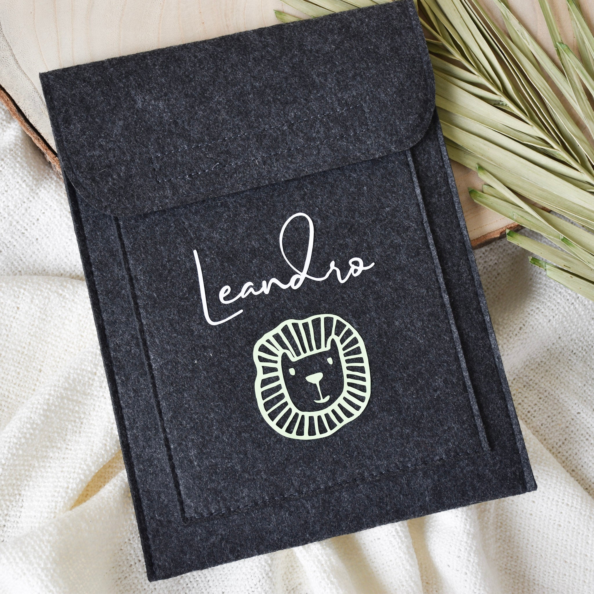 U-Heft Sleeve personalisiert - Filz | kleiner Löwe – BeBonnie