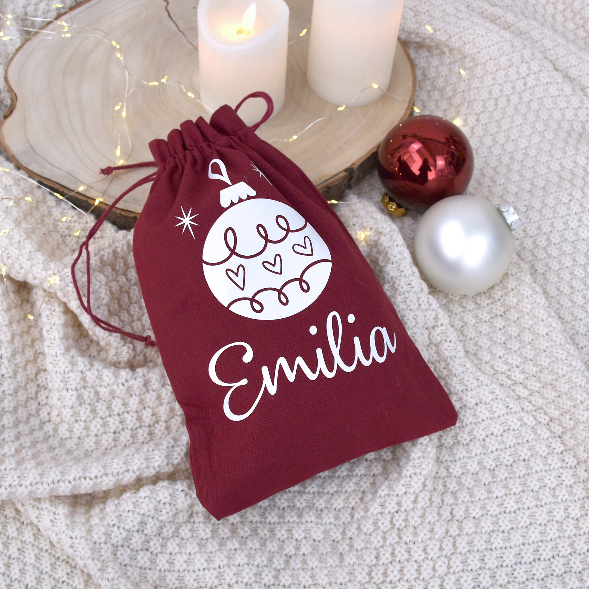 Geschenkbeutel Weihnachten aus Baumwolle Bordeaux-Rot | Christbaumkugel und Namen