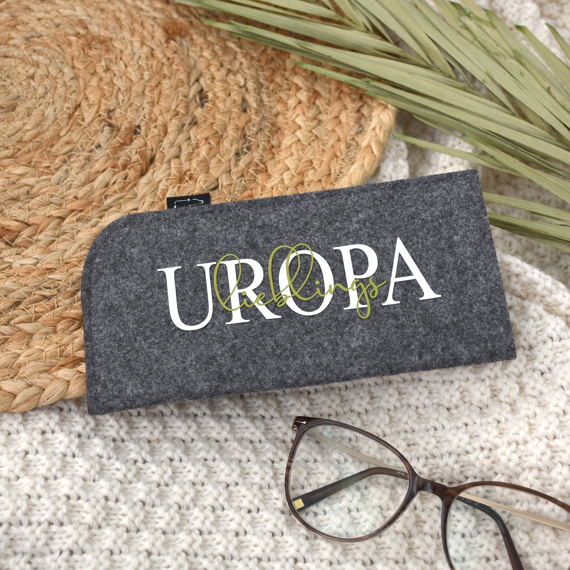 Brillenetui "lieblings Uropa" mit Namen der Enkelkinder | personalisierte Brillentasche aus Filz - BeBonnie